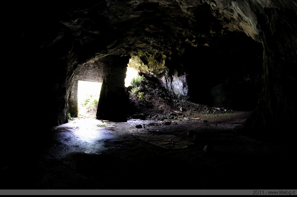 Tobacco leaves desiccation cave