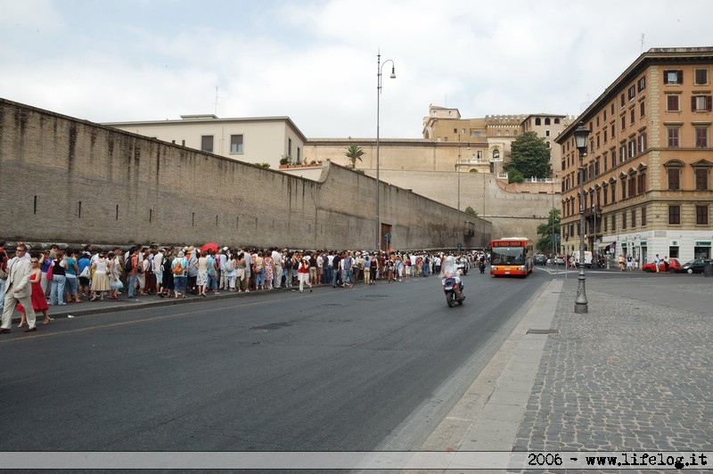 Fila per l'ingresso ai Musei Vaticani - Roma (l'ingresso si trova a circa un km di distanza) - Pietromassimo Pasqui 2006