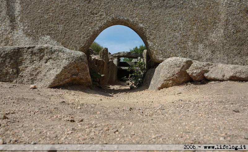 Tomba dei giganti Li Lolghi (Arzachena - Sardegna) - Pietromassimo Pasqui 2006