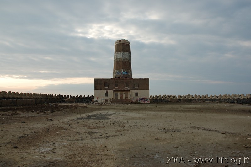 Vecchio faro abbandonato di Fiumara - RM - Pietromassimo Pasqui 2009