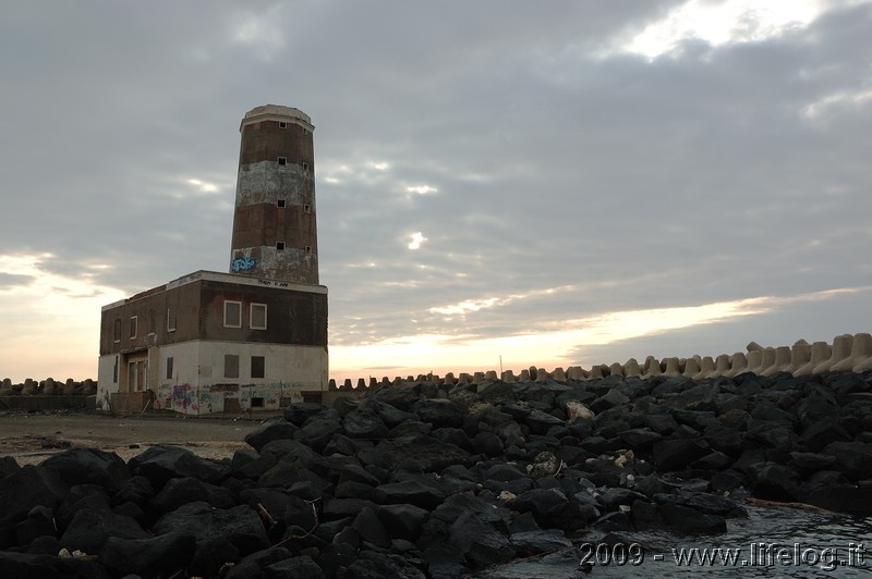 Vecchio faro abbandonato di Fiumara - RM - Pietromassimo Pasqui 2009