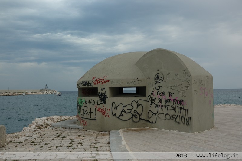 Bunker nel porto di Monopoli (BA) - Pietromassimo Pasqui 2010